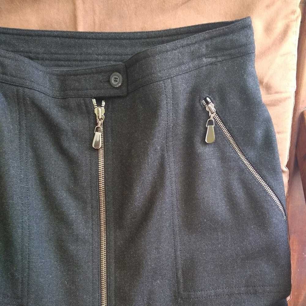 Wool Skirt with zip details. Size 2. - Picture 5 of 8